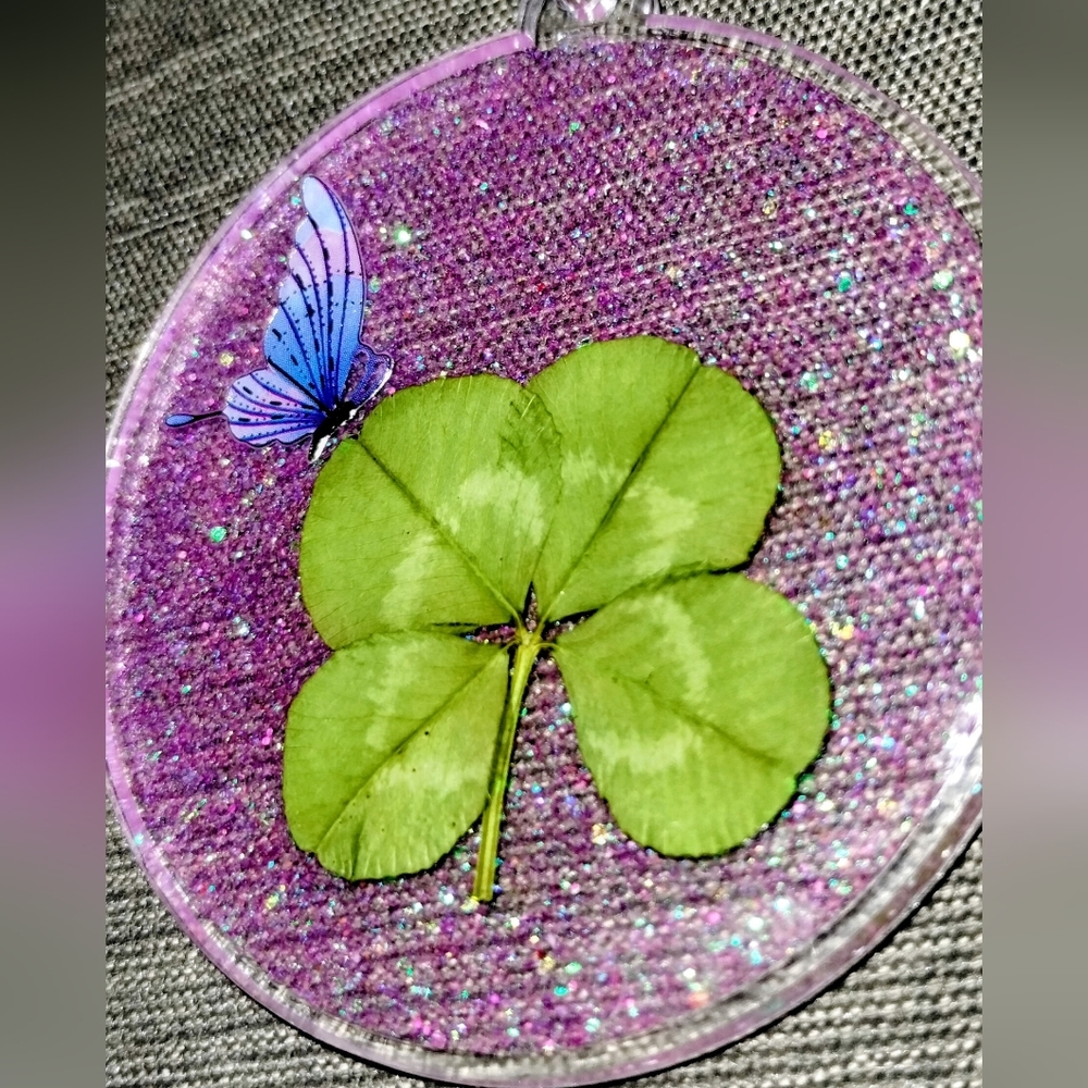Real 4-Leaf Clover Keychain Good Luck Pressed Clover 2.5" with Butterfly Accent - Picture 7 of 11